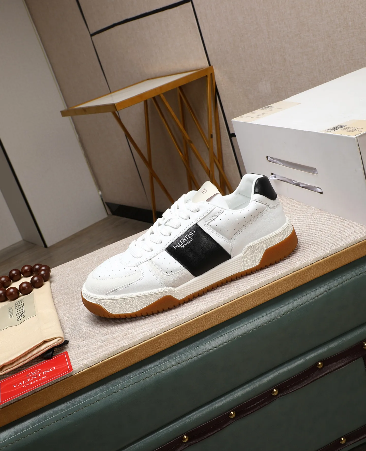 Men's shoes 💰740 [Valentino] Couple model, size: ▪️Size: Women's model 35-40 Men's model 39-44 (45 customized) Valentino Valentino Couple model Joie de Jouer series Velcro Thick sole Bread shoes Couple model Casual sneakers White shoes Original purchase and development Production Joie de Jouer series The style is simple but not out of style. The pure white base is paired with fresh green and soft beige, and the unique Velcro design highlights your personality. Every detail tells fashion and quality. Wear it, take a confident step, and start the trend journey. Delivered in exquisite packaging🛍📦 ▪️Material: Original custom imported first-layer cowhide ▪️Inner lining: Original custom made soft sheepskin lining ▪️Outsole: Original open-molded non-slip TPU material ▪️Sole thickness: 3.5CM